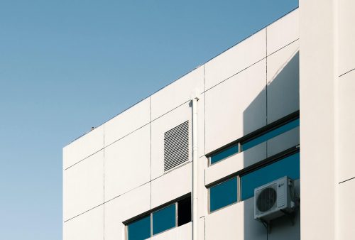Facade équipée d'une unité de climatisation réversible avec grand ciel bleu