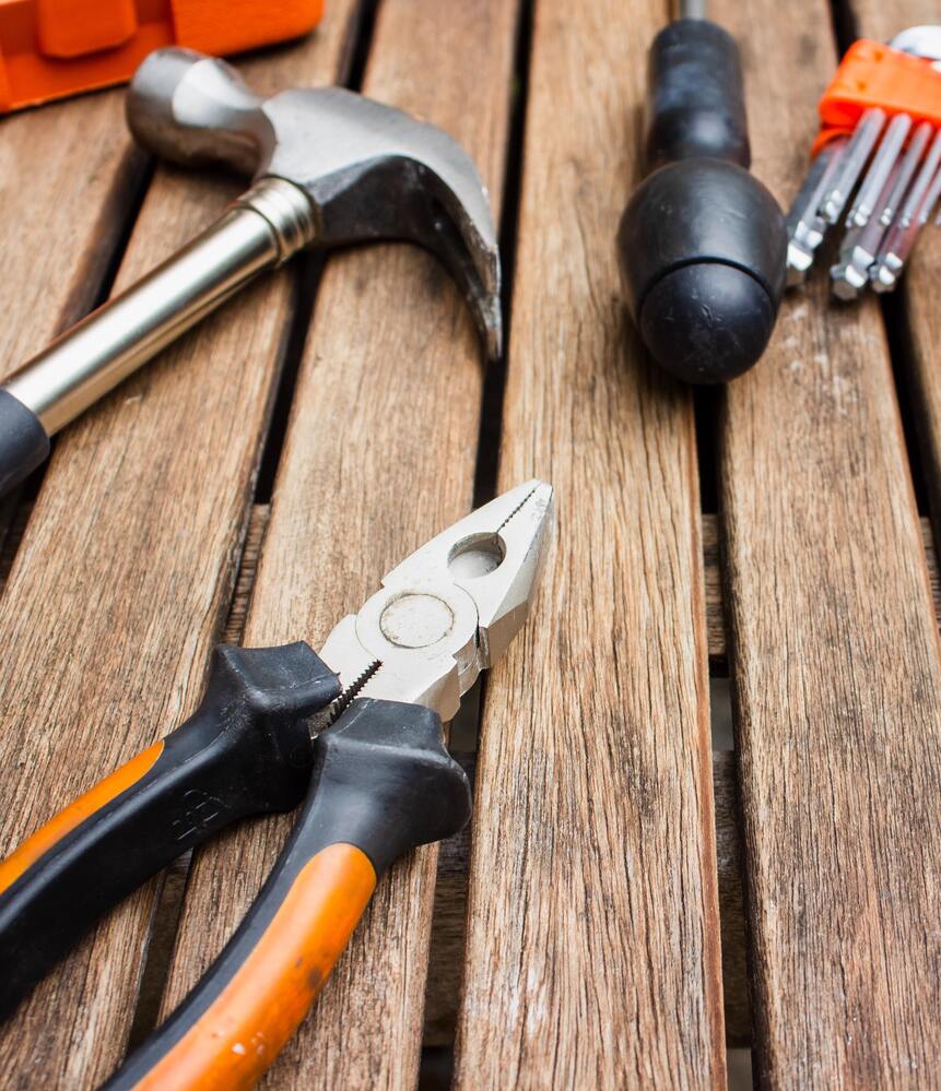 outils noir et orange sur une table